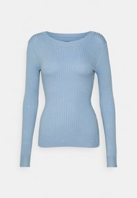 Jasnoniebieski sweter z długimi rękawami, dziany w prążki, o okrągłym dekolcie i dopasowanym kroju.