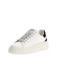 Sneaker bianco in pelle con tallone nero texturizzato, suola in gomma spessa e branding prominente sui lacci e sulla linguetta. Design con allacciatura.