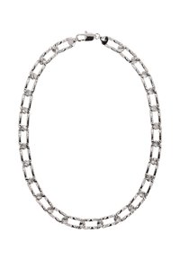 Stříbrný řetízek s náhrdelníkem, který se skládá z střídajících se dlouhých a oválných článků s vyřezávanými vzory slunečního paprsku, uzavřený pomocí karabinky.