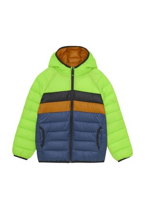 Blouson rembourré avec un extérieur vert vif, une partie inférieure bleu marine, une bande orange sur la poitrine et des accents noirs. Il possède une capuche et des poches latérales.
