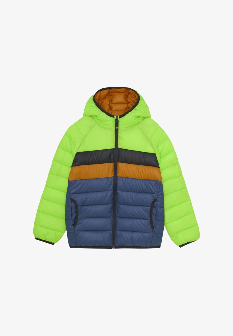 Vadderad jacka med en klar grön utsida, marinblå nederdel, orange bröststripe och svarta detaljer. Har en huva och sidofickor.