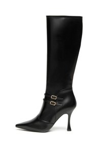 Stivali in pelle nera al ginocchio con punta affusolata, tacco alto sottile e doppi dettagli con fibbia. Texture liscia con una silhouette elegante.