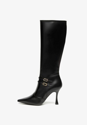Knielange zwarte leren laarzen met een spitse neus, slanke hoge hak en dubbele gespaccenten. Gladde textuur met een elegante silhouet.