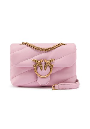 Roza usnjena torbica s prešitim vzorcem, z zlatim verižnim paščkom in zlatim zaponkom v obliki ptice na sprednji preklopni zanki.