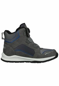 Grijze high-top sneaker met een mix van gladde en textuurmaterialen, voorzien van blauwe accenten, een zwarte kraag en een duurzame rubberen zool.