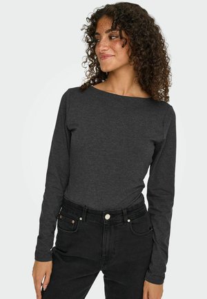 Langærmet top i mørkegrå bomuld med bådformet halsudskæring og en glat tekstur. Sammen med højtaljede sorte denimjeans.