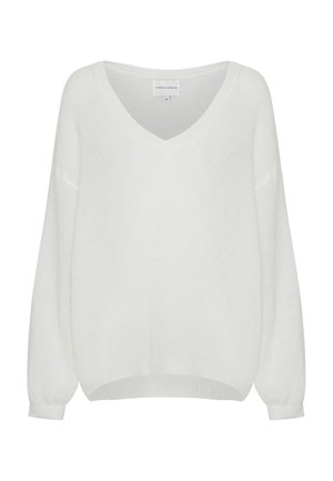 Pull en maille blanc doux à manches longues avec un col en V profond et des poignets et un ourlet côtelés, présenté sur un fond uni.