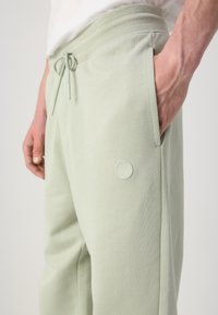 HUGO NOMPIO - Donji dijelovi trenirke - light/pastel green