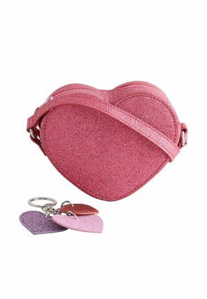 Rosa glitzernde herzförmige Umhängetasche mit Reißverschluss, passendem Gurt und drei bunten herzförmigen Schlüsselanhängern.