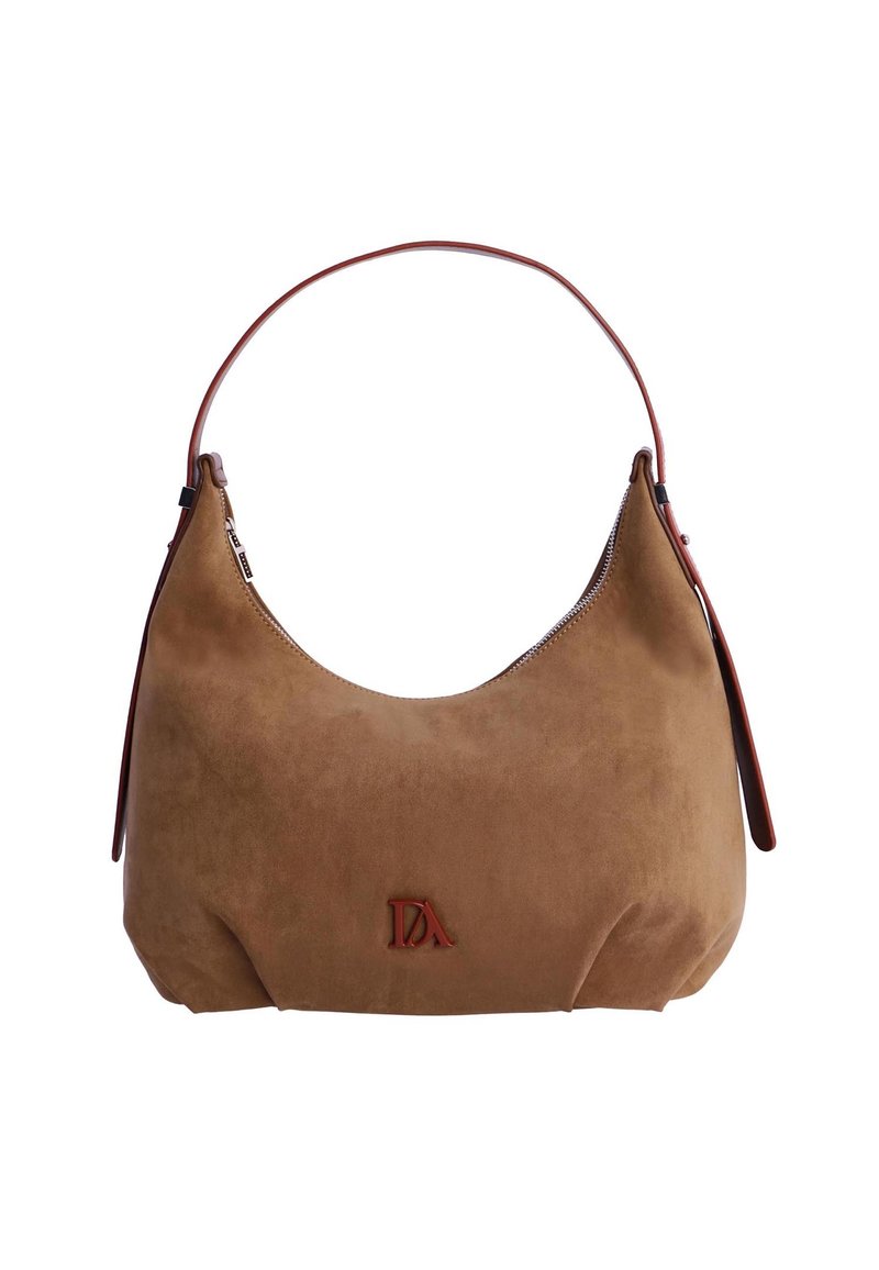 Bolso de ante marrón con forma curva, que cuenta con una correa de cuero única, cierre de cremallera y un detalle sutil del logo en el frente.