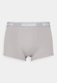 Sive bokserice iz mehkega materiala, ki imajo bel SLOGGI logotip na sivem pasu in prilegajoč dizajn z brezšivnim zaključkom.