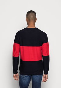Jack & Jones JCOSHAWN CREW NECK  - Camisola - ribbon red