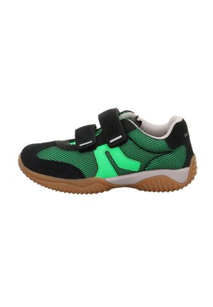 Schwarz-grüner Kindersneaker aus Netzgewebe, mit zwei schwarzen Klettverschlüssen und brauner Gummisohle.