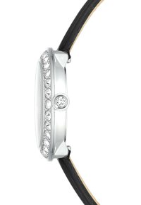 Reloj plateado con caja redonda, decorado con piedras preciosas transparentes, con correa de cuero negro y diseño minimalista.