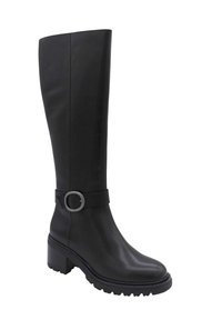 Stivale nero al ginocchio con tacco spesso, punta rotonda e cinturino decorativo con fibbia in metallo intorno alla caviglia.