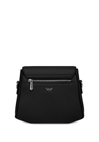 Černá kožená kabelka s zipovou přední kapsou, úhlovým tvarem a embosovaným logem. Disponuje odnímatelným popruhem a strukturovaným povrchem.