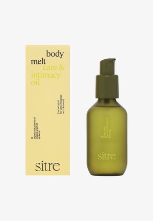 Huile de soin et d'intimité Sitre Body Melt dans un flacon-pompe vert à côté d'une boîte jaune avec le texte du produit et de la marque sur fond blanc.
