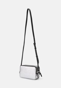 Metallisk sølv crossbody-veske med justerbar svart stropp, glidelås-lukking og rektangulær form. Glatt tekstur med subtil glans.