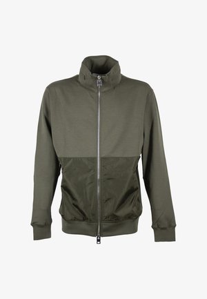 Giacca verde oliva con zip, colletto alto, polsini a costine e un pannello in tessuto lucido sulla parte inferiore frontale con due tasche.