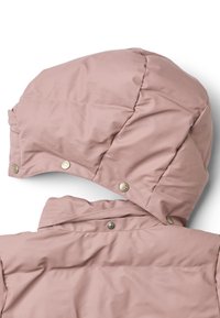Lyserød hættetrøjejakke lavet af tekstureret, polstret materiale. Har trykknapper på kraven og en blød, glat finish.