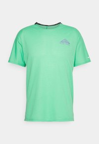 Camiseta deportiva de color verde menta que presenta una tela texturada y transpirable. Incluye un diseño de logo sutil y un cuello redondo con acentos negros.