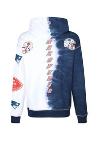 Sweat-shirt à capuche avec un design tie-dye comportant des sections blanches et bleu marine, des logos de la NFL et le mot "RÉCUPÉRÉ" en rouge.