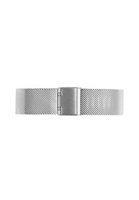 Pulsera de reloj de malla plateada con un acabado metálico suave, que presenta un cierre articulado y una textura tejida de forma uniforme en toda su superficie.