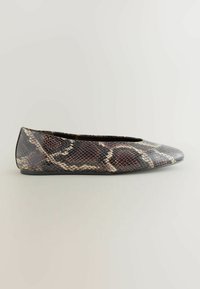 Ballerines à imprimé serpent marron avec un embout pointu, positionnées sur un fond clair, mettant en valeur leur surface texturée et leur design élégant.