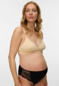 Amme-BH i myk beige med trekantet design og justerbare stropper, kombinert med svarte truser med en blonder-sidepanel.