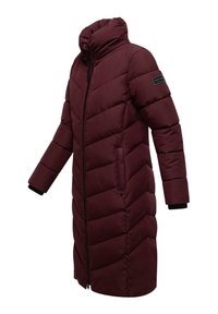 Cappotto imbottito bordeaux con collo alto, chiusura con zip e cuciture a zigzag. Presenta tasche laterali e polsini neri.