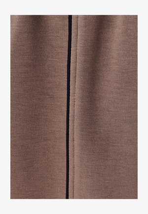 Pruun kangas sileda tekstuuriga, millel on vertikaalne must triip. Materjal tundub pehme ja kootud, sobiv igapäevaseks kandmiseks.