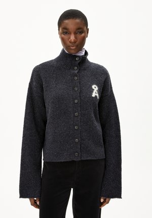 Dunkelgrauer gestrickter Cardigan mit hohem Kragen, Knopfverschluss und übergroßen Ärmeln. Mit einem weißen gestickten Logo auf der Brust.