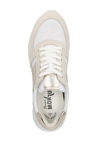 Helles beiges Sneaker mit perforiertem weißen Leder und metallic-goldenen Akzenten. Ausgestattet mit flachen Schnürsenkeln, einer gepolsterten Zunge und einer gedämpften Sohle.