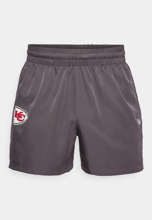 Grijze sportshorts met een elastische tailleband, voorzien van een Kansas City Chiefs-logo in rood en wit, gemaakt van soepel, lichtgewicht materiaal.