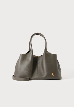 Sac à main en cuir gris texturé avec deux poignées, une fermeture zippée, une bandoulière amovible et un petit logo doré à l’avant.