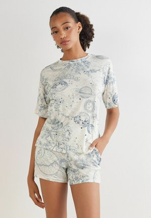 Korte mouwen pyjama set in crèmekleurige stof met blauwe hemelse patronen. Bevat een relaxed-fit top en bijpassende shorts met zakken.