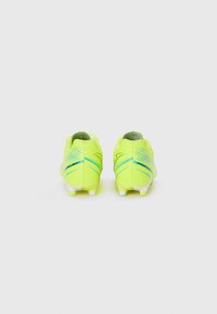 Scarpe da calcio gialle brillanti con accenti blu, design aerodinamico, superficie testurizzata e tacchetti bianchi per la trazione.