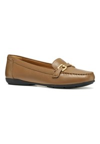 Bruna läderloafers med platt sula, med dekorativt guldtonat metallarbete fram och en slät, texturerad yta.