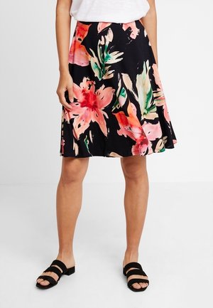 Jupe évasée de longueur genou en tissu noir avec de grands motifs floraux colorés en rose et vert. Dispose d'une taille confortable et d'une texture lisse.