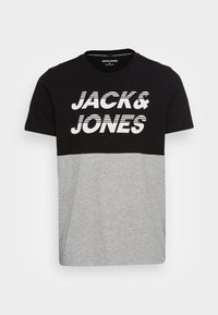 Camiseta de manga corta en negro y gris con cuello redondo. Presenta el atrevido texto de la marca en blanco "JACK&JONES" en el pecho. Material de algodón suave.