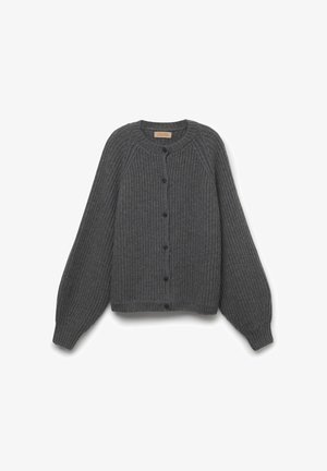 Cardigan gris côtelé avec un col rond, des manches raglan et des boutons noirs sur le devant. Texture douce et coupe décontractée.