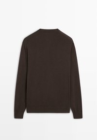 Mørkebrun rundhalset trøje med lange ærmer lagt fladt ud med bagsiden opad, der viser ribstrikkede manchetter og kant, på en hvid baggrund.