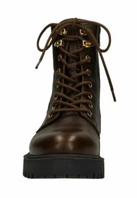 Bottes en cuir marron à lacets avec quincaillerie dorée, dessus texturé, orteil rond et semelle en caoutchouc noir avec motif de traction.