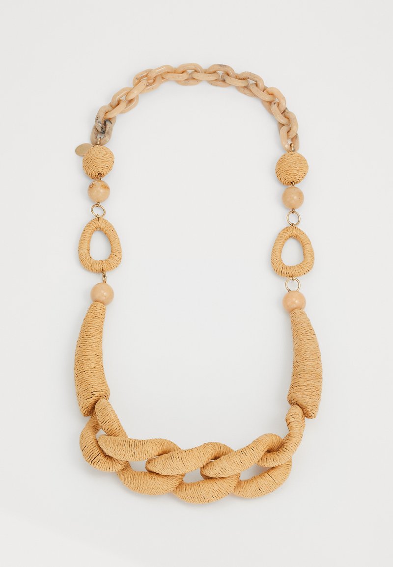 Geweven ketting met een beige koord, ronde kralen en abstracte vormen. Licht, textuurrijk ontwerp met een vloeiende, gelaagde silhouet.