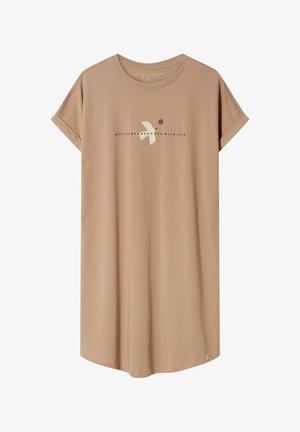 Beżowa sukienka z krótkim rękawem i podwiniętymi mankietami, z grafiką ptaka i słońca oraz napisem „Mediterranean Sea Wildlife” na wysokości klatki piersiowej.