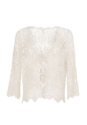 Cardigan en dentelle au crochet blanc avec manches trois-quarts et bords festonnés, doté d'une petite fermeture par lien au centre devant.