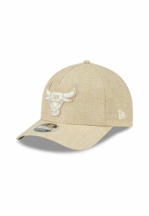 Cappellino da baseball color sabbia con un logo tridimensionale di un toro sul davanti, tessuto testurizzato e visiera curvata. Accenti bianchi sui lati.