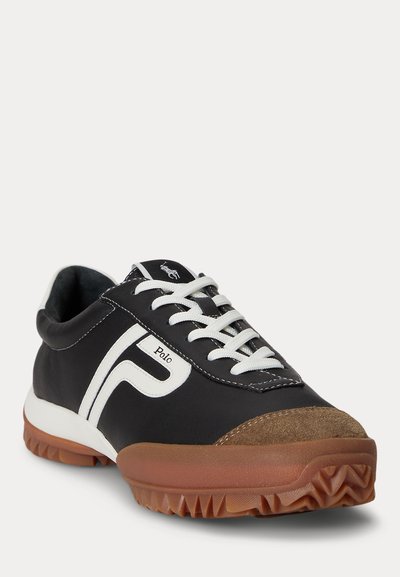 Μαύρο δερμάτινο sneaker Polo με λευκά κορδόνια, λευκό λογότυπο στο πλάι, καφέ καστόρινη μύτη και υφασμένο καφέ καουτσούκ σόλα.