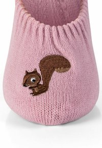 Pantofole in maglia rosa con un motivo ricamato di uno scoiattolo marrone e un piccolo dettaglio bianco per l'occhio. Parte superiore stretch con texture a coste.