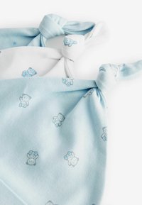 Baumwollwickeltücher in Hellblau und Weiß mit Teddybaummuster. Knotenenden; weiche Textur; zwei Stücke überlappen sich.